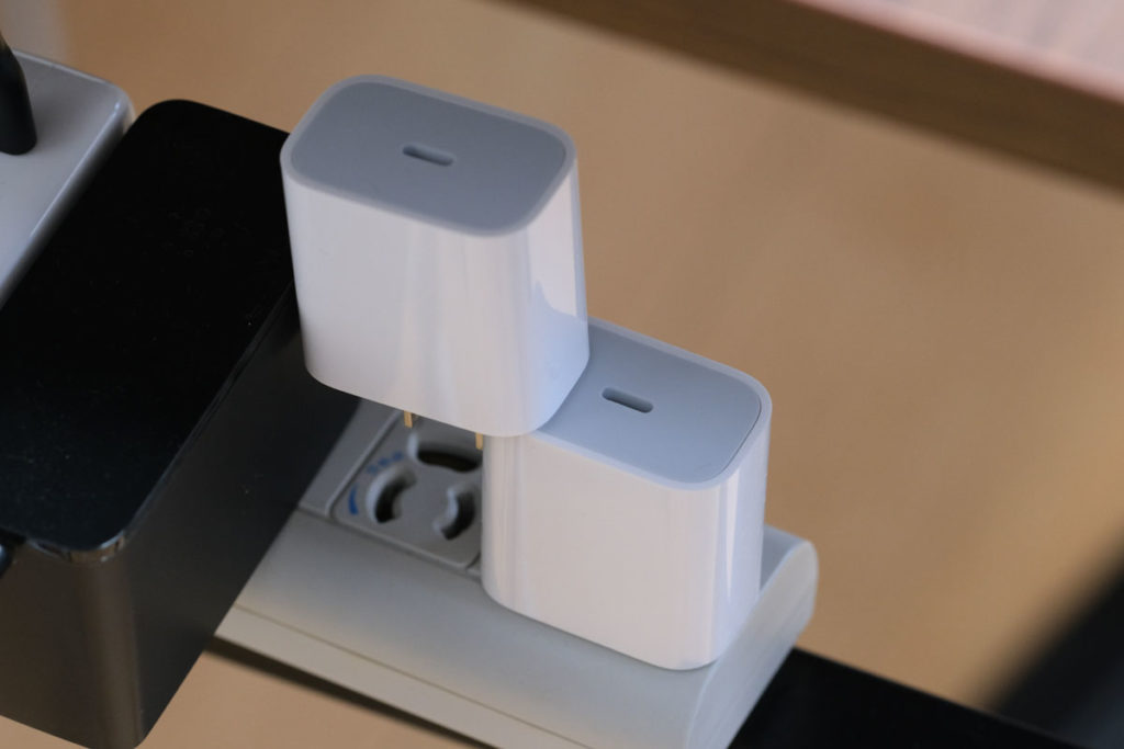 電源タップとApple 20W USB-C電源アダプタ