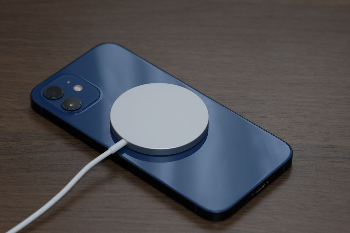 MagSafe充電器でiPhone 12を充電