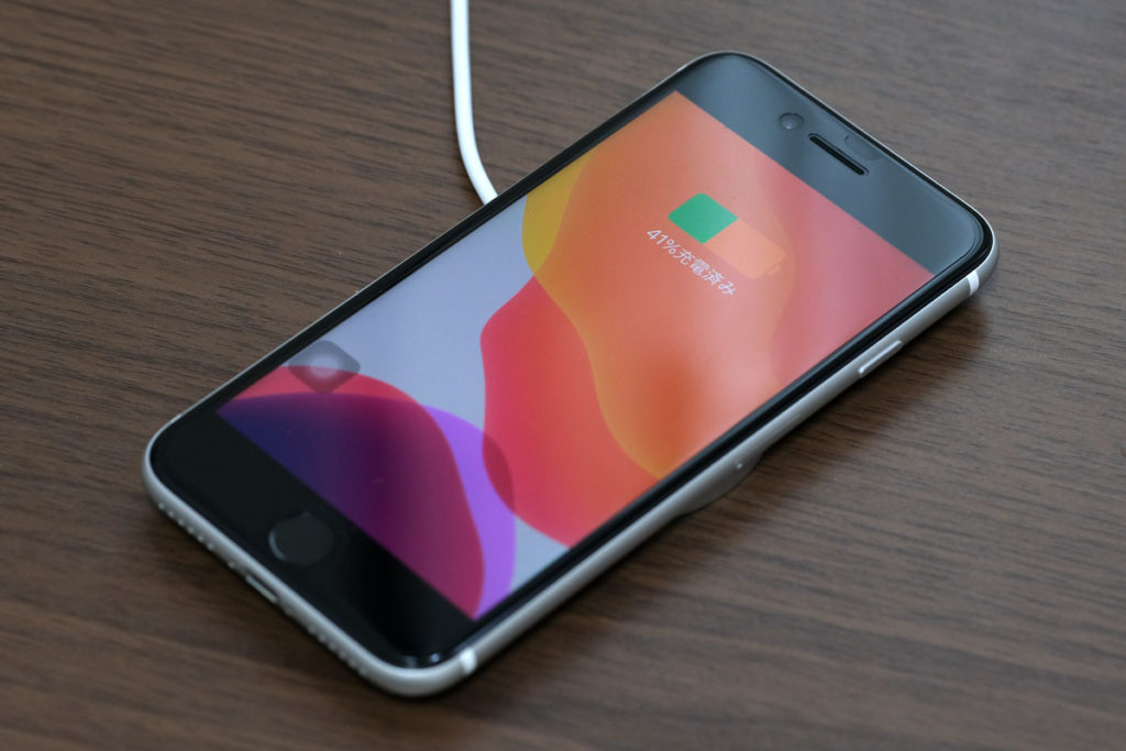 iPhone SEをMagSafe充電器で充電