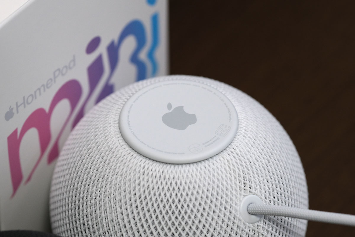 本体の底にAppleのロゴマークがある