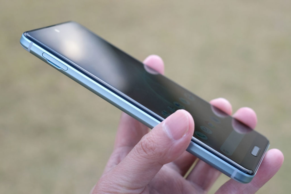 AQUOS sense4 SIMカードスロット