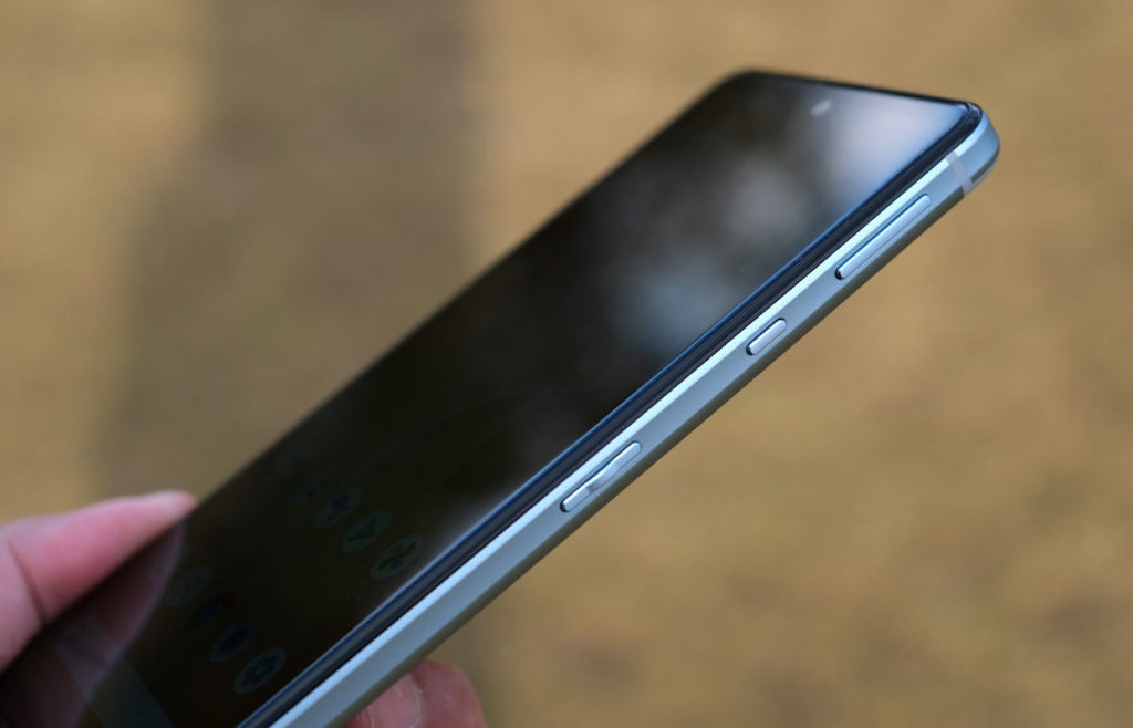 AQUOS sense4 サイド部分