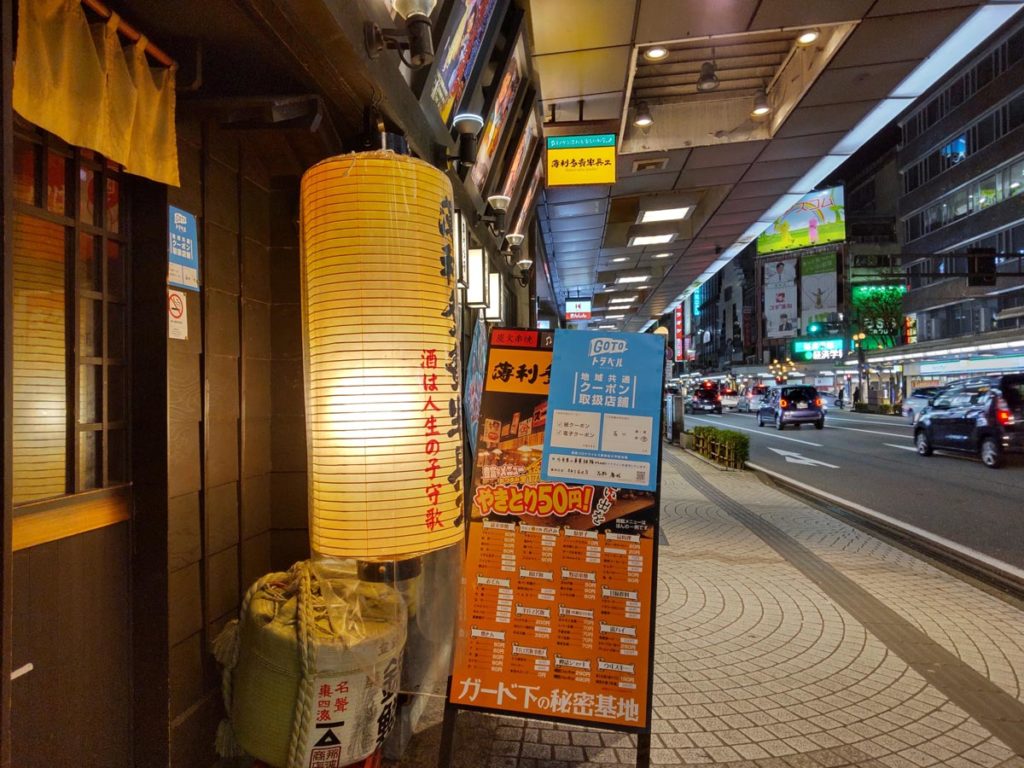 AQUOS sense4 広角カメラで夜の居酒屋