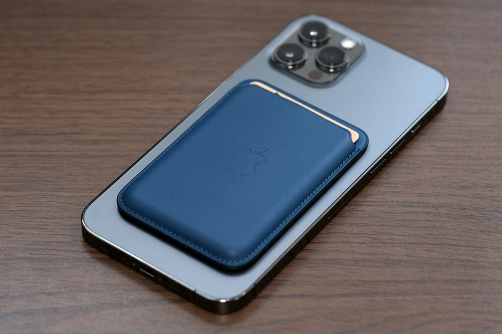 iPhoneレザーウォレットとiPhone 12 Pro Max