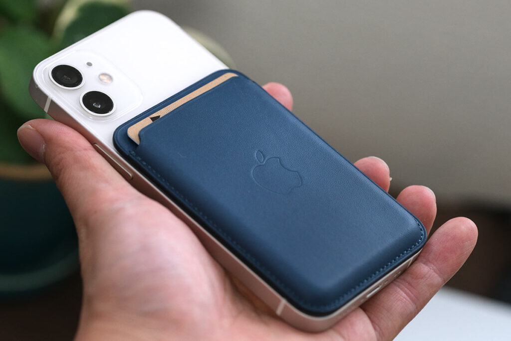iPhoneレザーウォレットとiPhone 12 mini