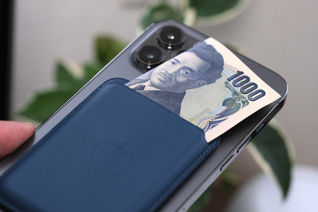 iPhone レザーウォレットにお金を入れる