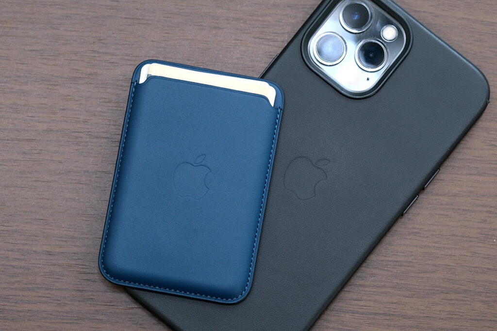 レザーケースにiPhoneレザーウォレット