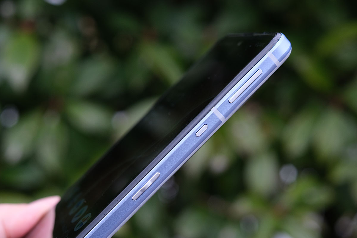 AQUOS sense5G 筐体右側