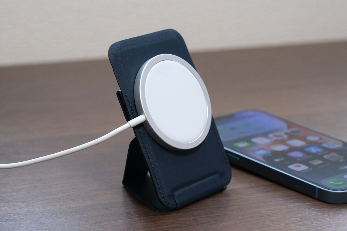 MOFTスタンドウォレットとMagSafe充電器