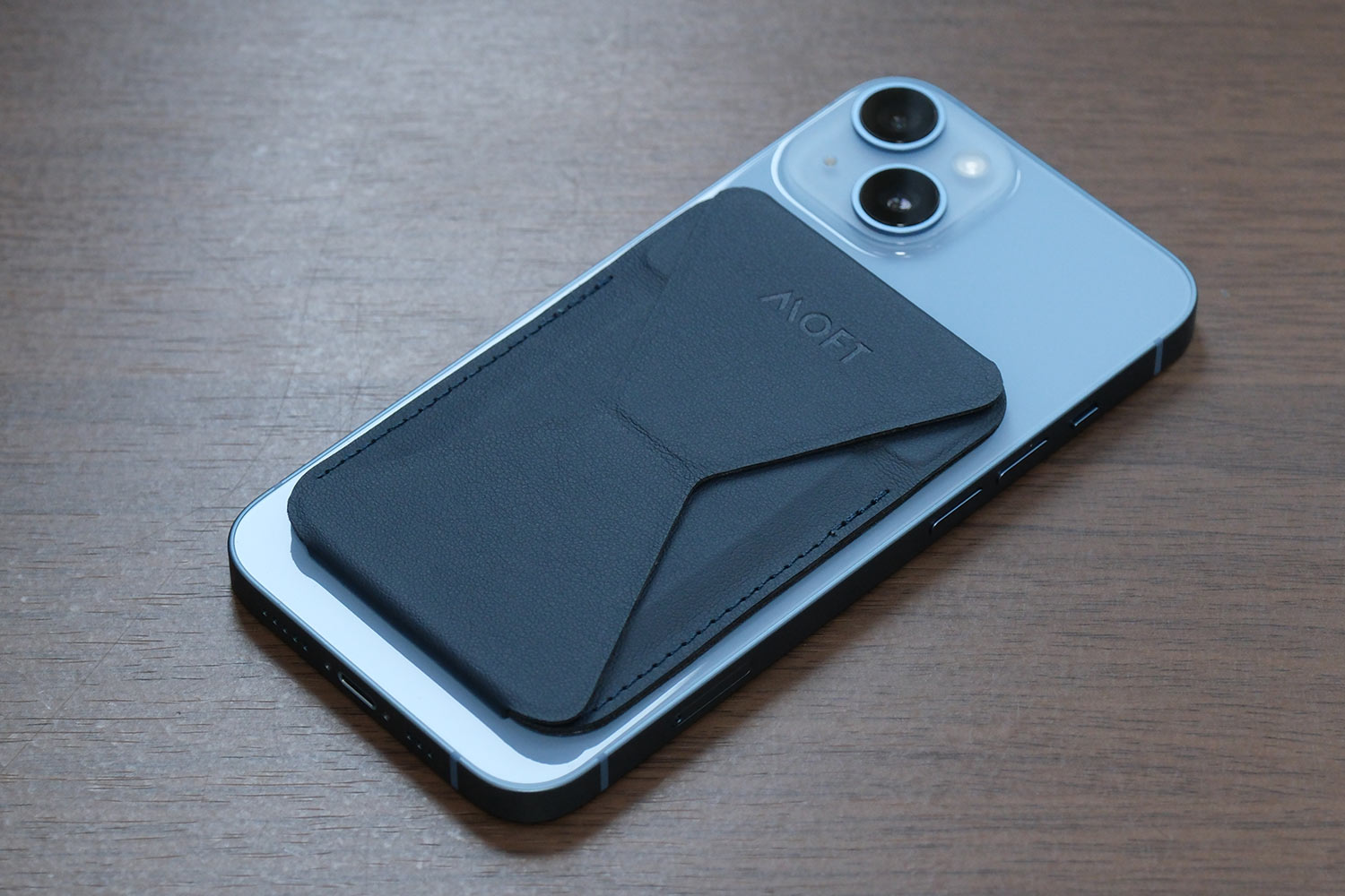 iPhone 14とMOFTスタンドウォレット