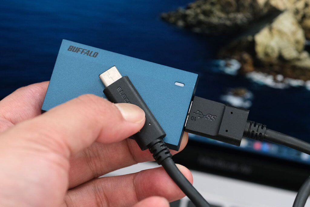 Micro-B to Cケーブルで接続