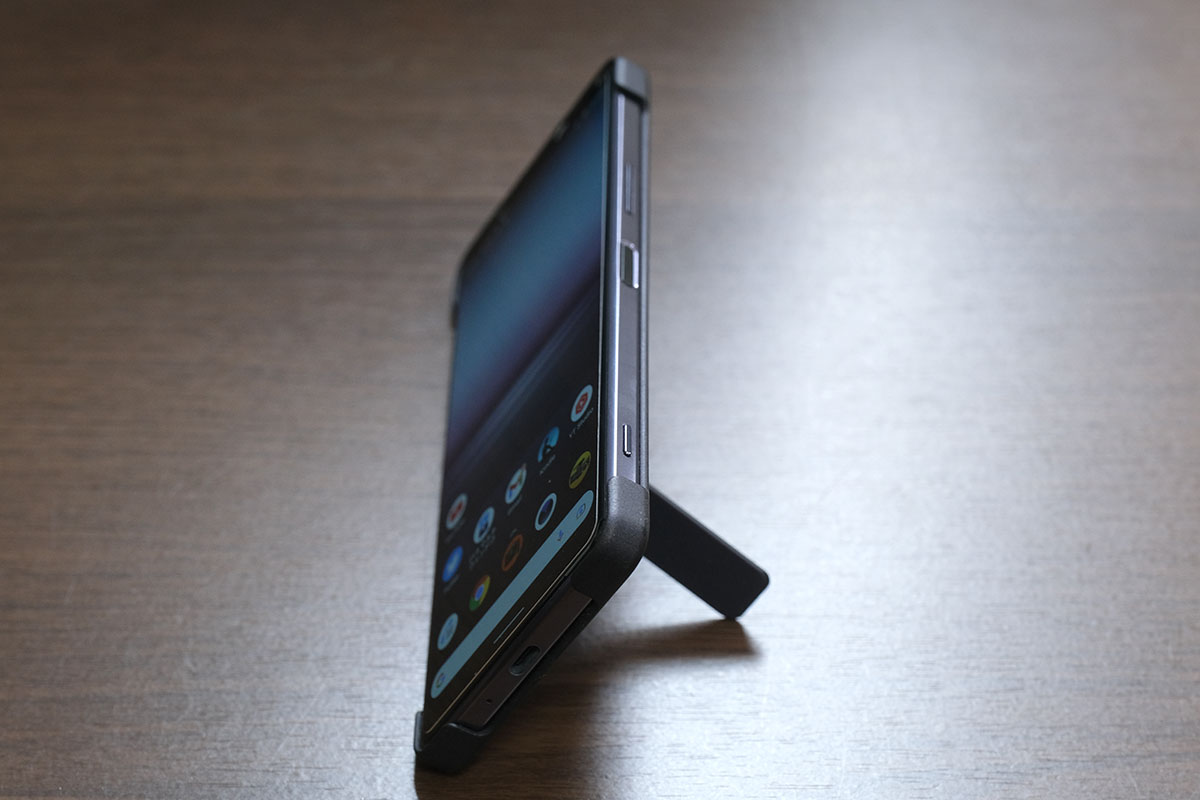 Xperia 1 II 純正ケースのスタンド