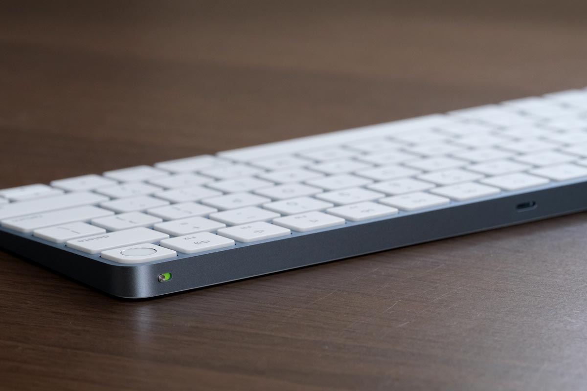 Magic Keyboardの電源ボタンと充電ポート
