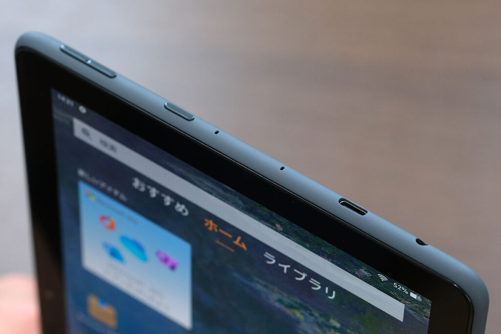 Fire HD 10 Plus 操作ボタンと充電ポート