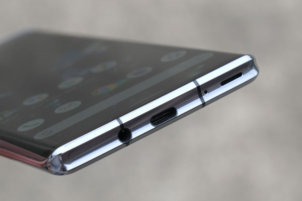 AQUOS R6 充電ポート
