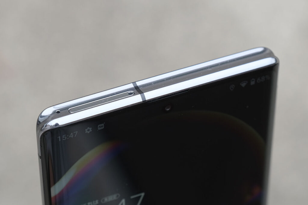 AQUOS R6 SIMカードスロット