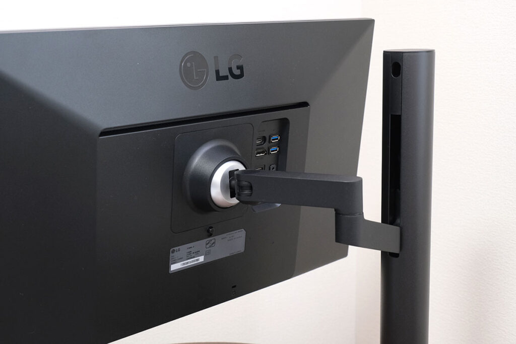 LG 27UN880の背面