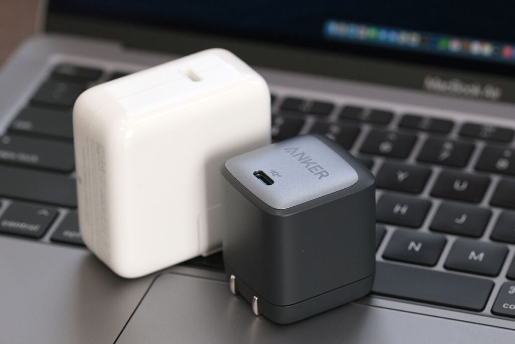 Apple 30W vs Anker Nano II 45W