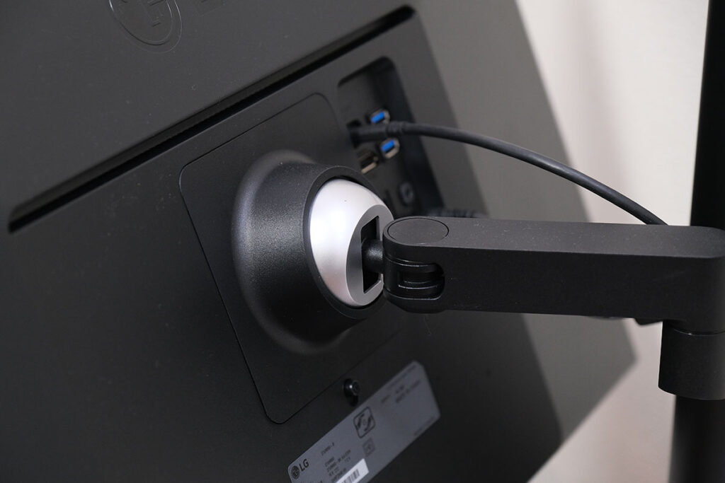 LG 27UN880 アーム可動部分