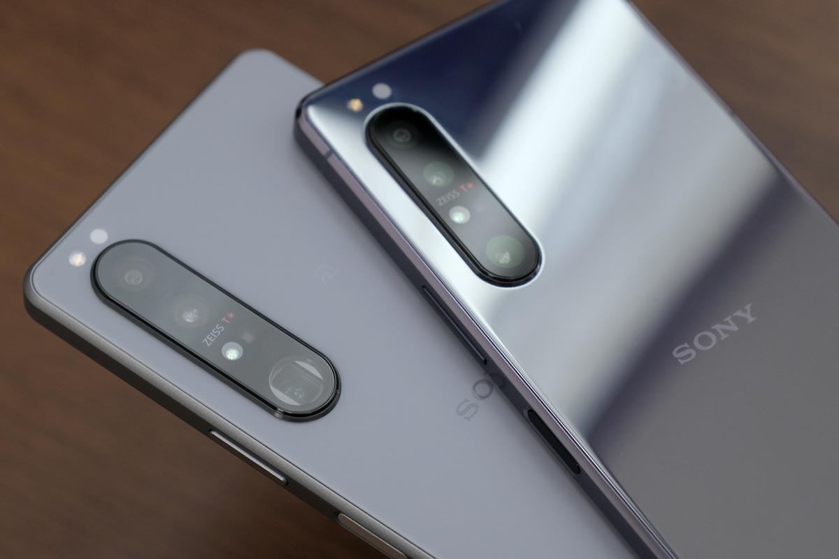 Xperia 1 IIIとXperia 1 II 背面パネルの素材比較