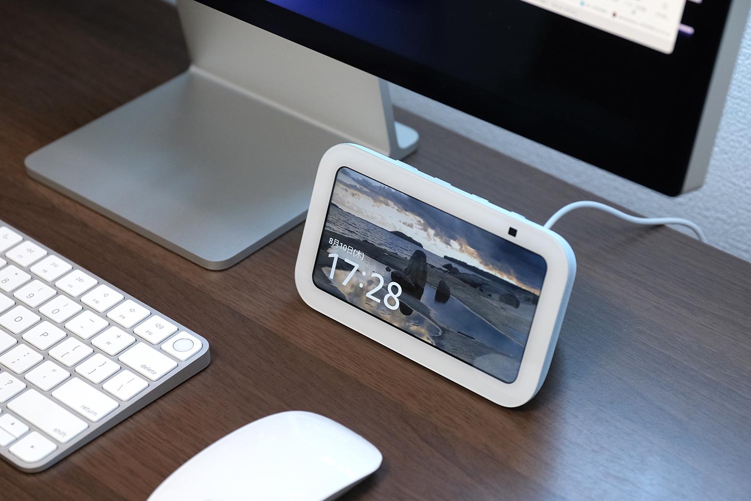 Echo Show 5 モニターの下にピッタリ