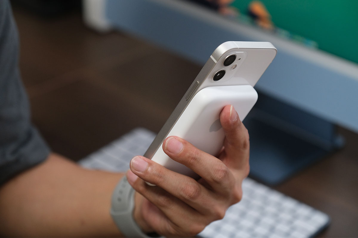MagSafeバッテリーパックとiPhone 12 miniのサイズ感
