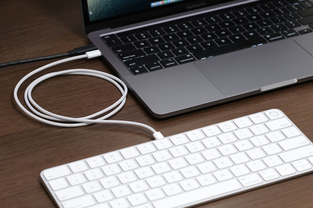 Magic Keyboard 充電する