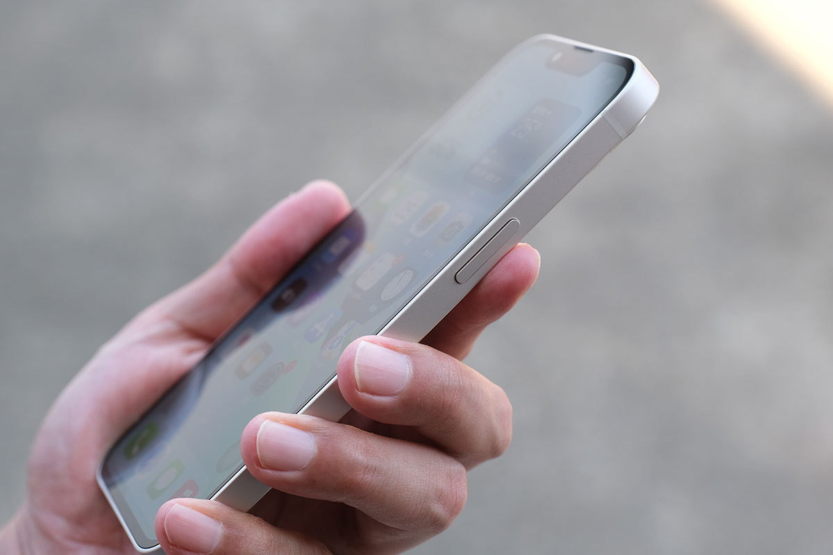 iPhone 13 サイドボタン