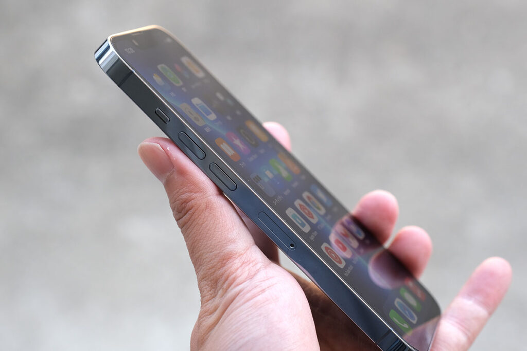 iPhone 13 Pro ミュート・音量ボタン