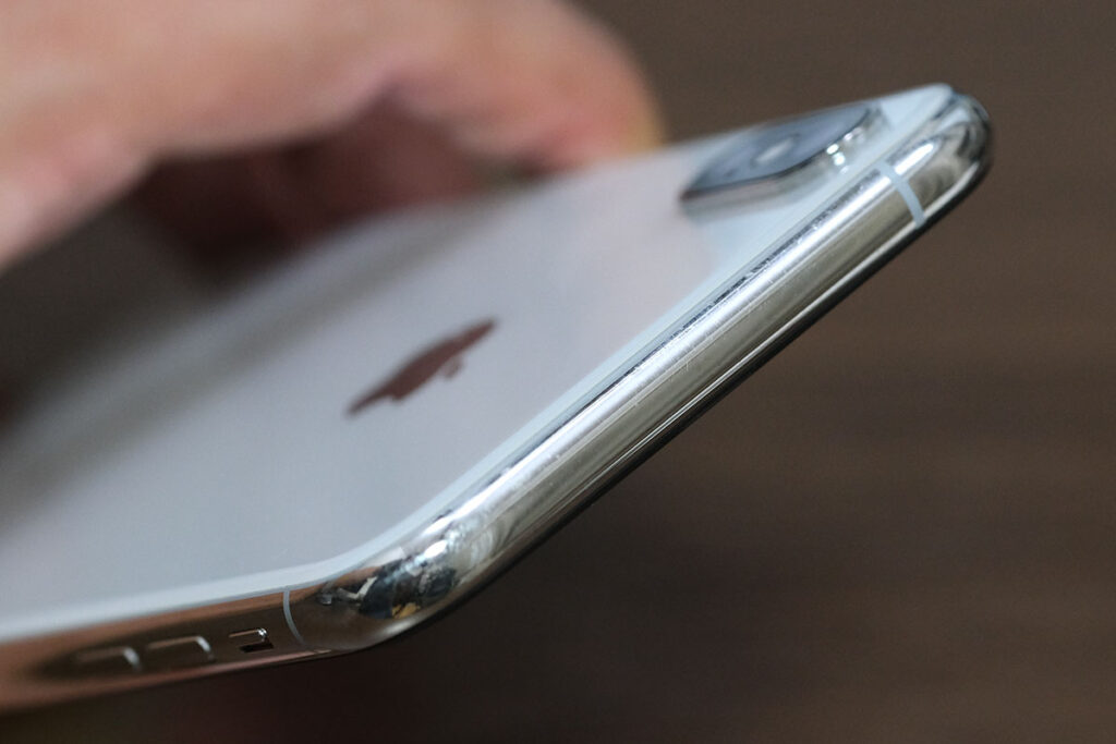 iPhone XS 本体上部のキズ