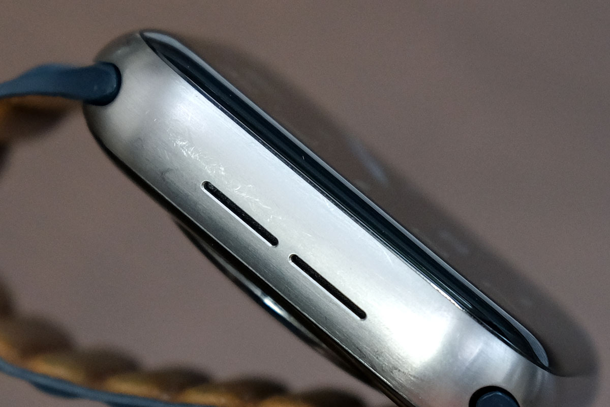 Apple Watch チタニウムの傷(スピーカー側)