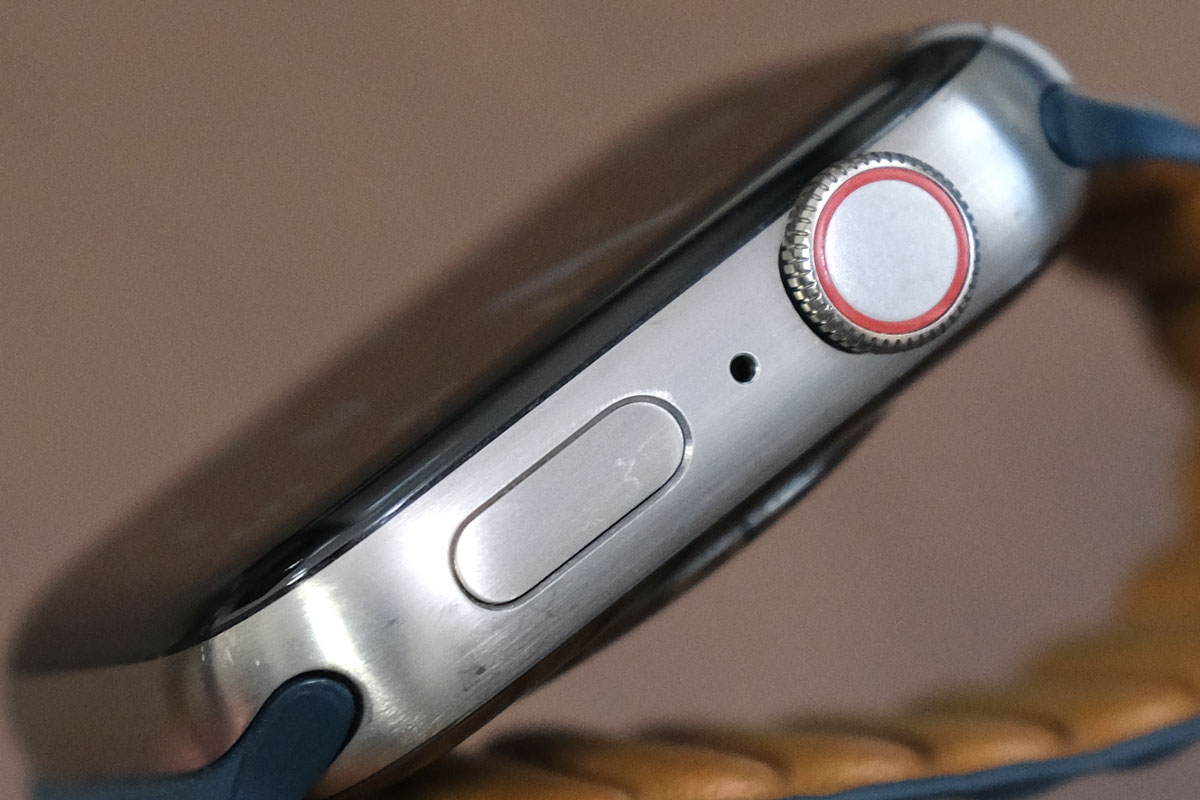 Apple Watch チタンに付いた傷(サイドボタン)