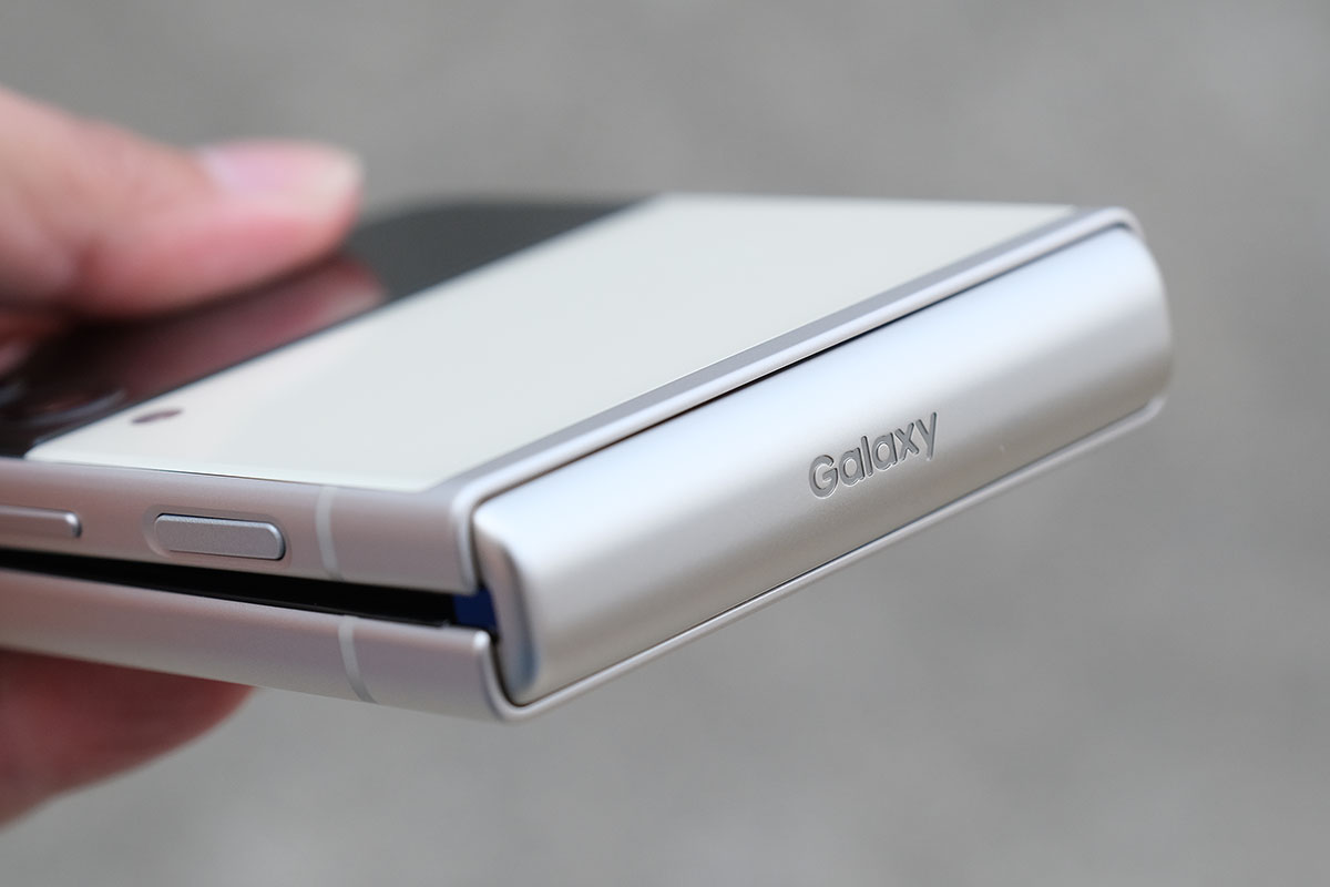 Galaxy Z Flip3 折り畳んだ状態(ヒンジ部分)
