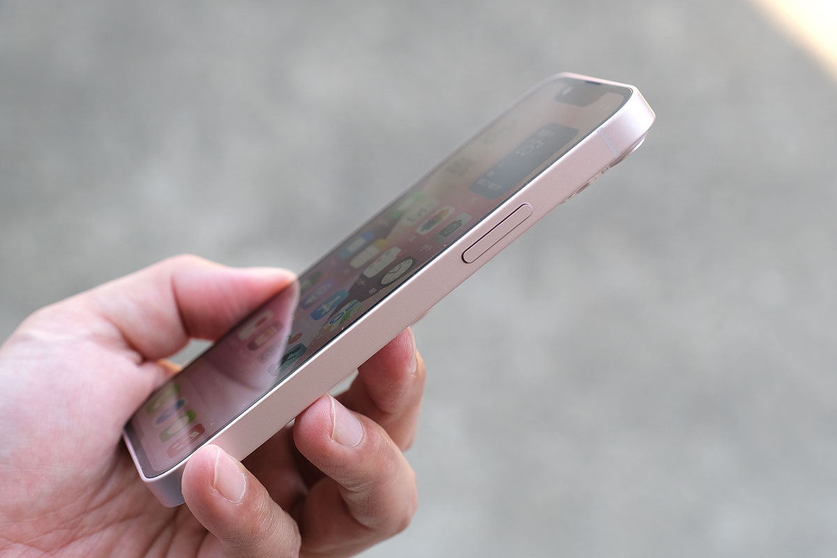 iPhone 13 サイドボタン