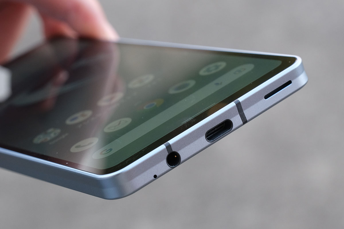 AQUOS sense6 充電ポート