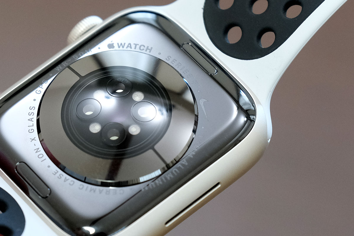 Apple Watch Nike 裏蓋のロゴ