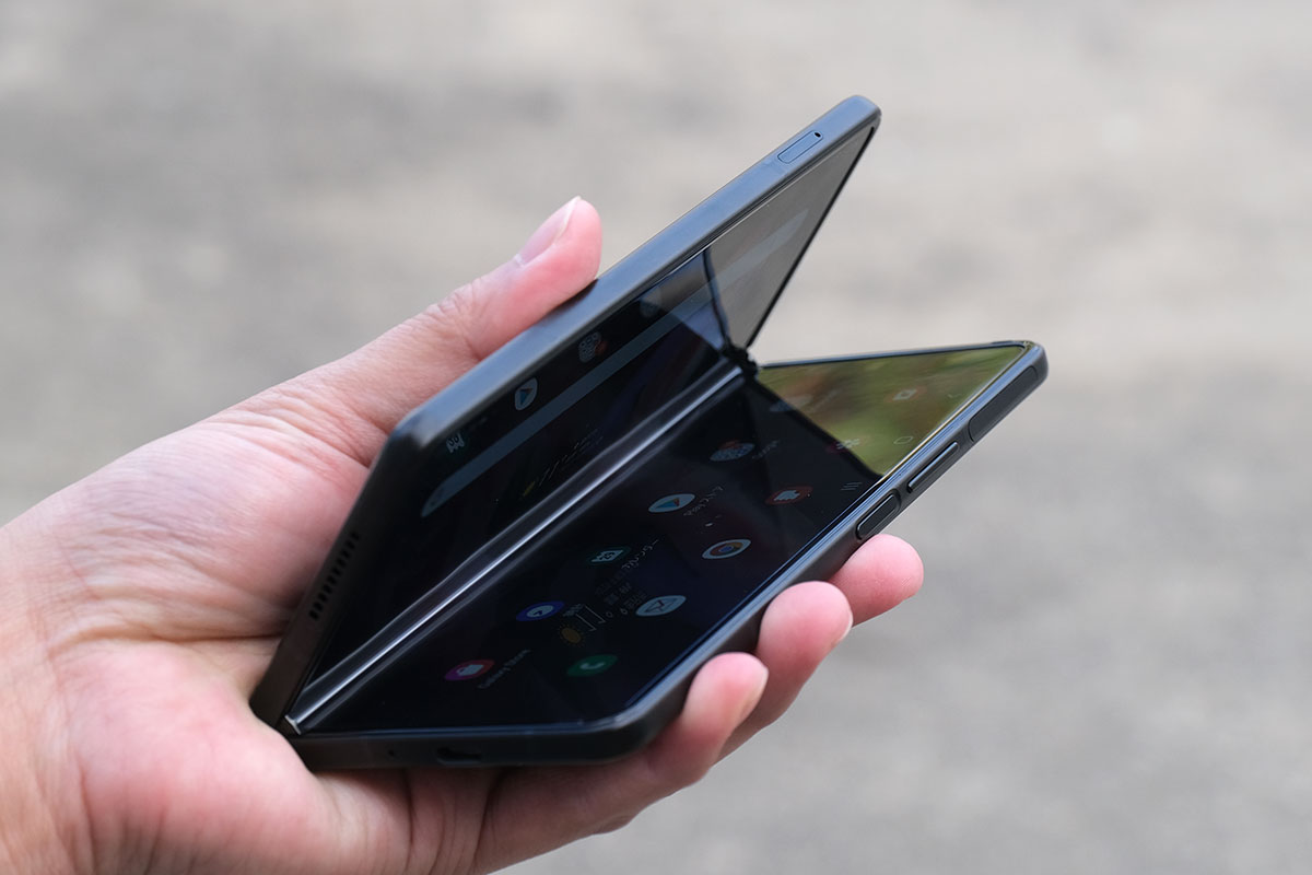 Galaxy Z Fold3 折り畳む