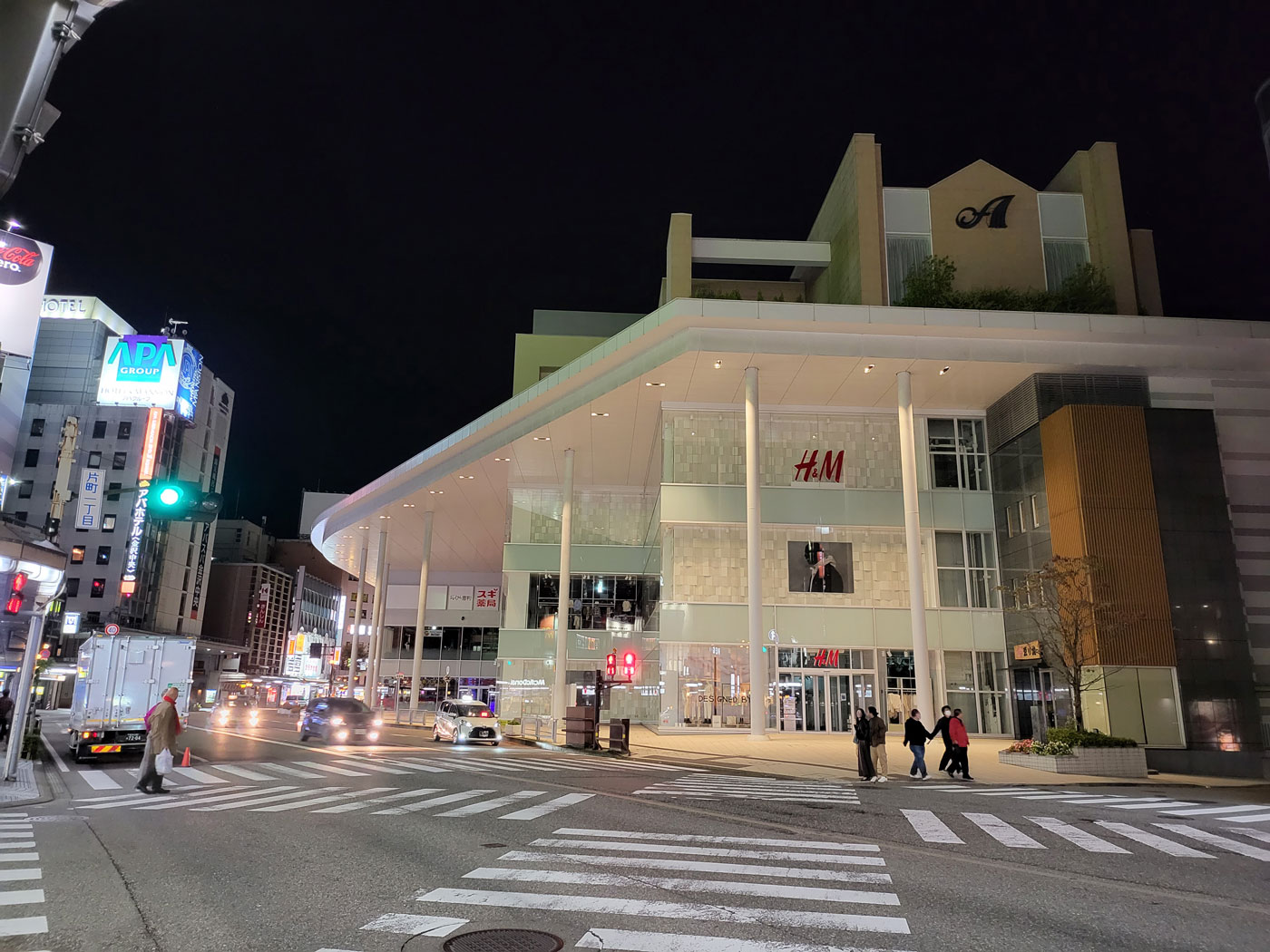 Galaxy Z Fold3 広角カメラで夜の街を撮影