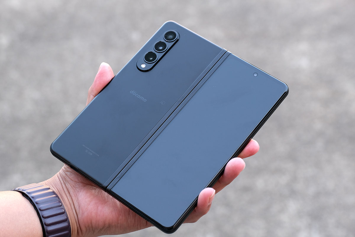 Galaxy Z Fold3 背面パネル（オープン時）