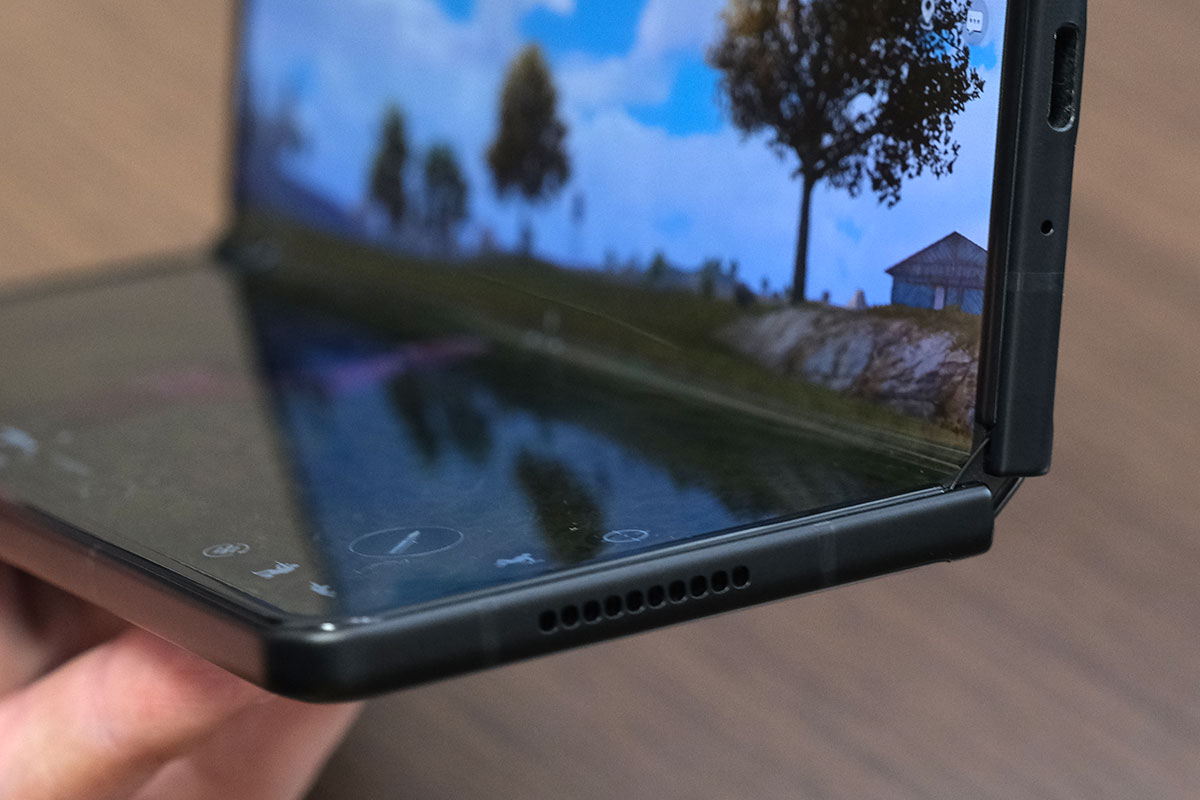 Galaxy Z Fold3 内蔵スピーカー（右）