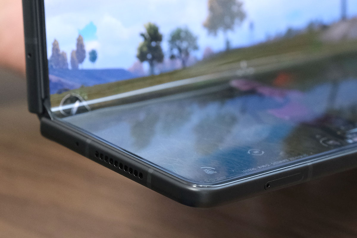 Galaxy Z Fold3 内蔵スピーカー（左）