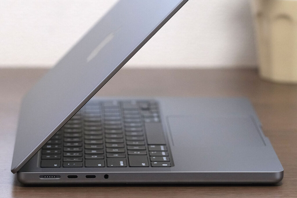MacBook Pro 14インチ 左側ポート