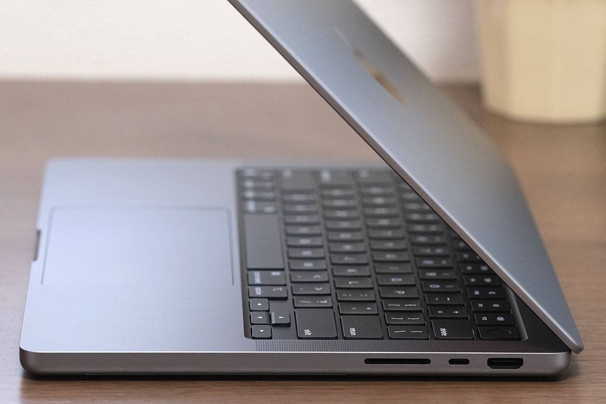 MacBook Pro 14インチ 右側ポート