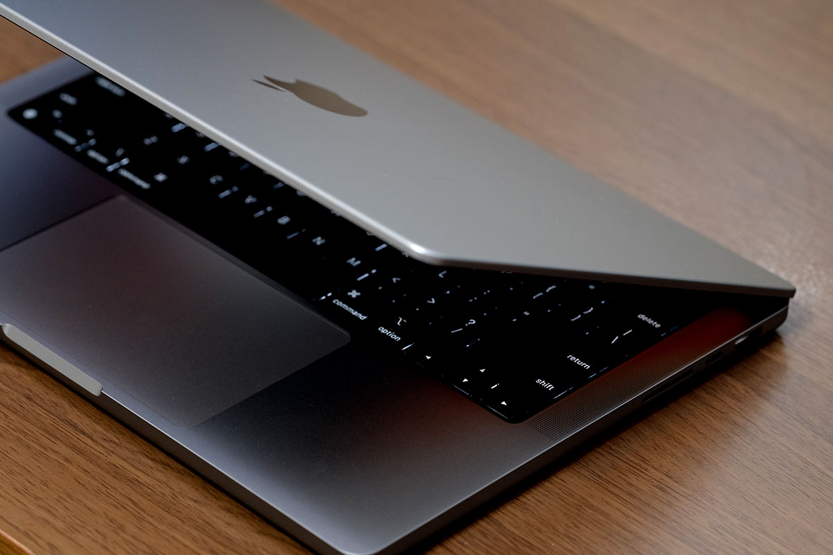 MacBook Pro 14インチ ディスプレイの薄さ