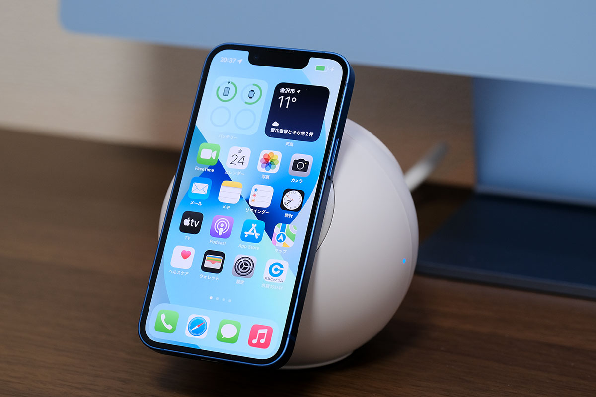 Anker 637でiPhone 13を充電する(縦置き)