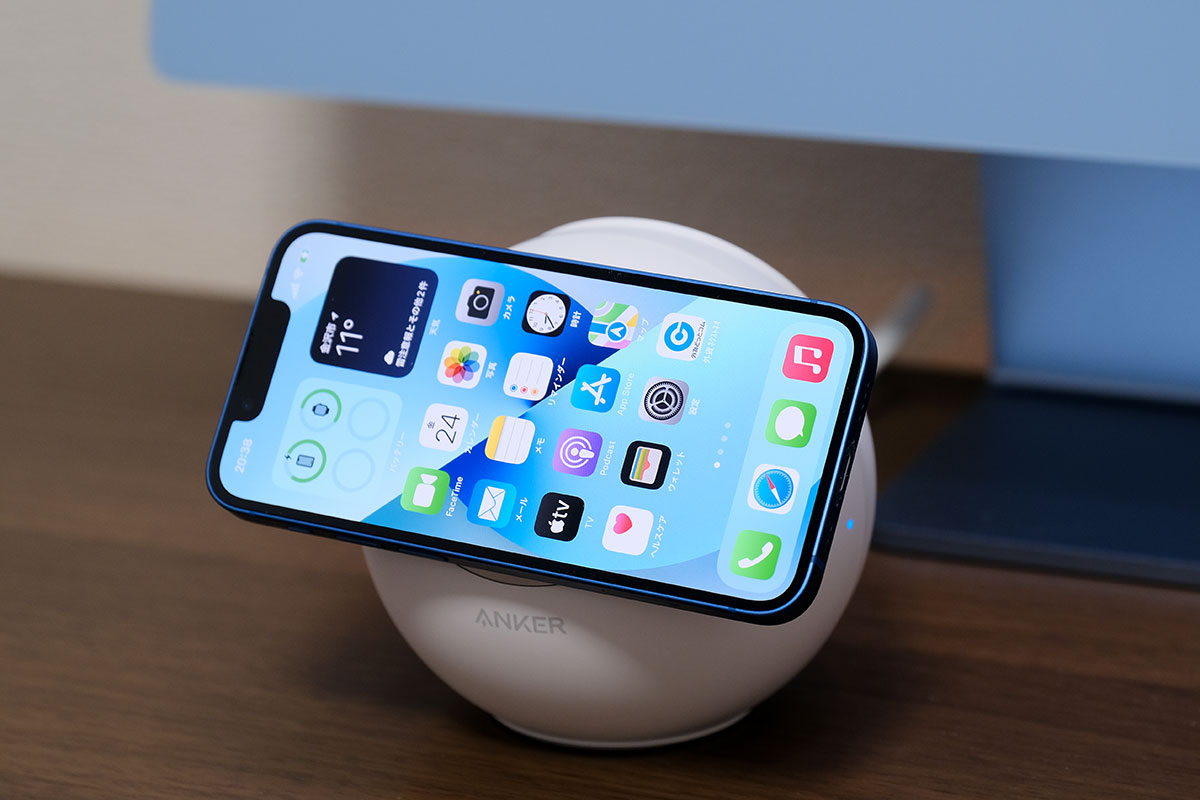 Anker 637でiPhone 13を充電する(横置き)