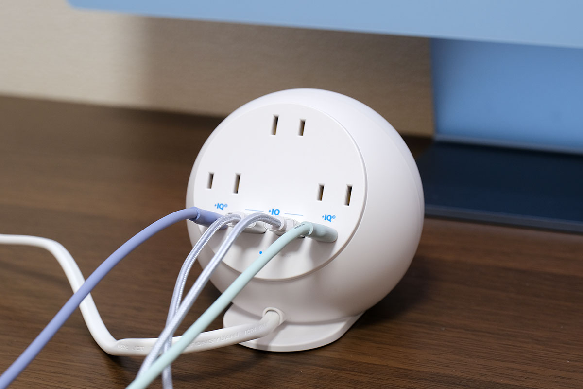 Anker 637 Magnetic Charging StationでUSBケーブルを接続