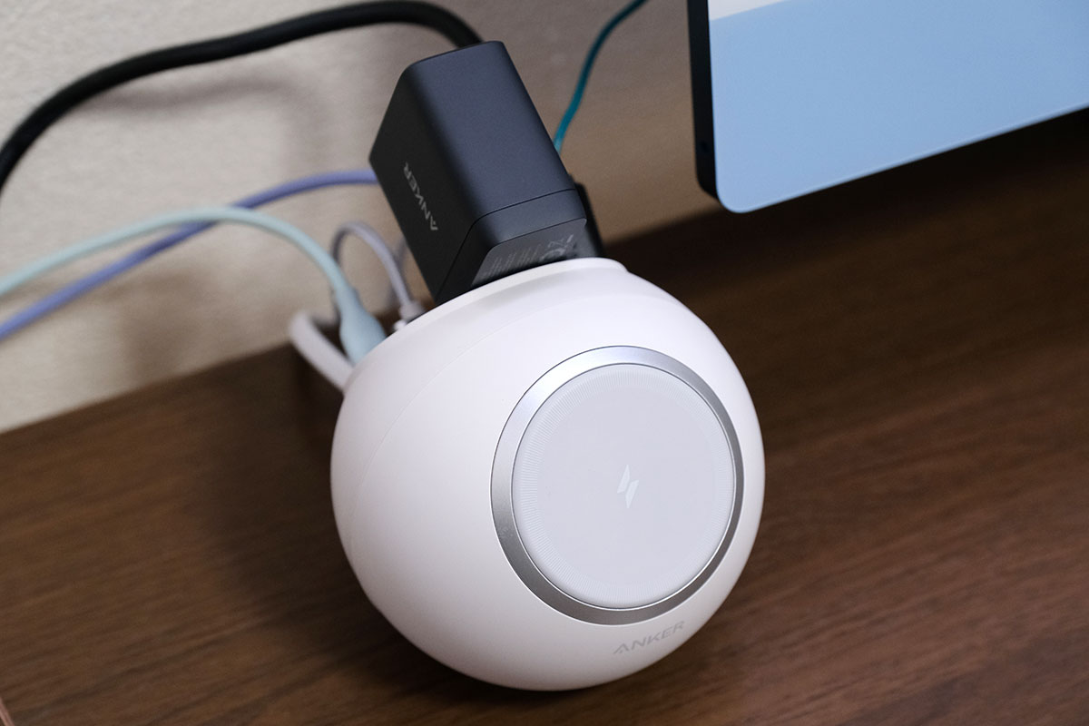 Anker 637 Magnetic Charging Station 使用中の見た目
