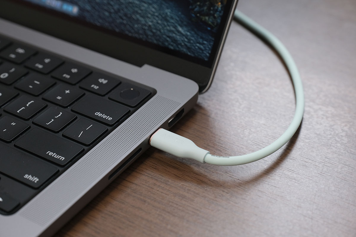 Anker PowerLine III FlowをMacBook Proに接続