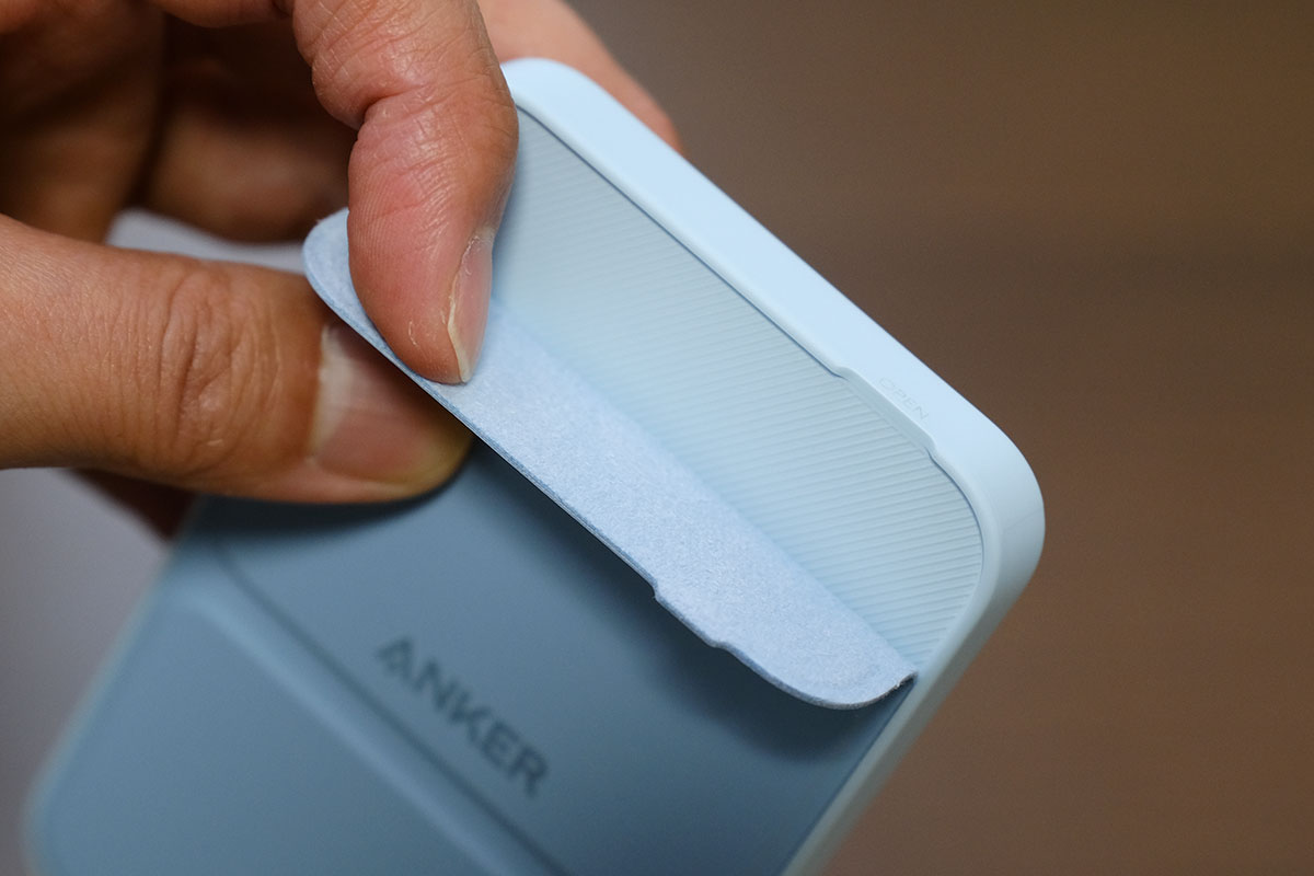 Anker 622 Magnetic Battery カバーを剥がす